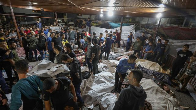 Cuerpos de las víctimas palestinas muertas por la explosión en el hospital Al-Ahli