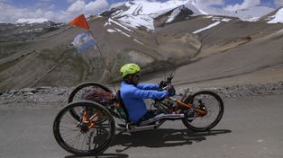 Subió al Himalaya con su bicicleta adaptada y su hazaña llegó a Netflix