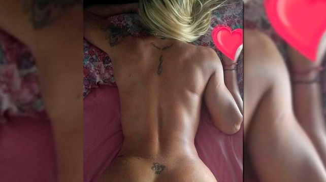 La foto más caliente y ratonera de Mónica Farro que posó de espaldas y desnuda en la cama
