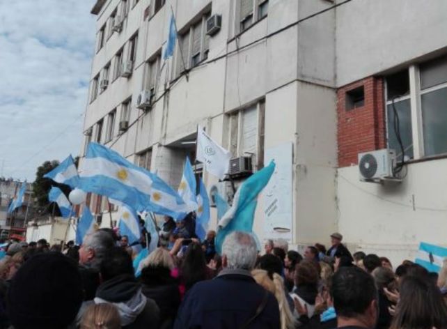 Frente al centro asistencial. El viernes