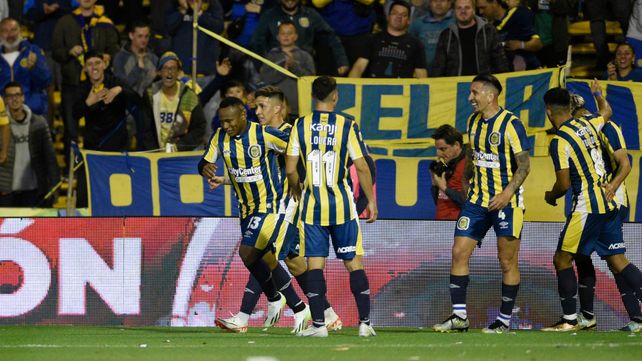 Festejo canalla. Los futbolistas de Central celebran el tanto de Jaminton Campaz