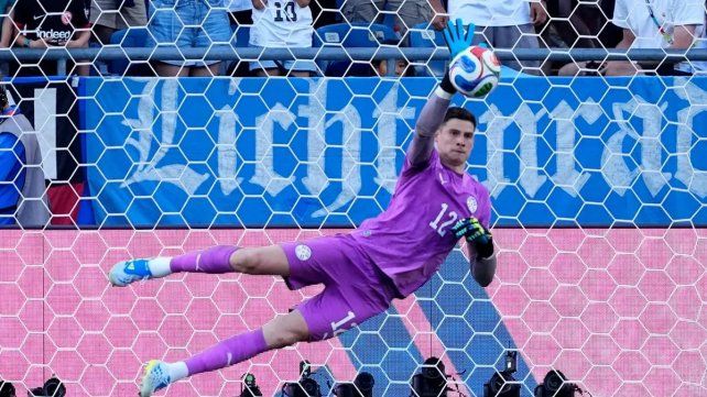 Manchester United viene a la carga por el arquero Leonardo Gil
