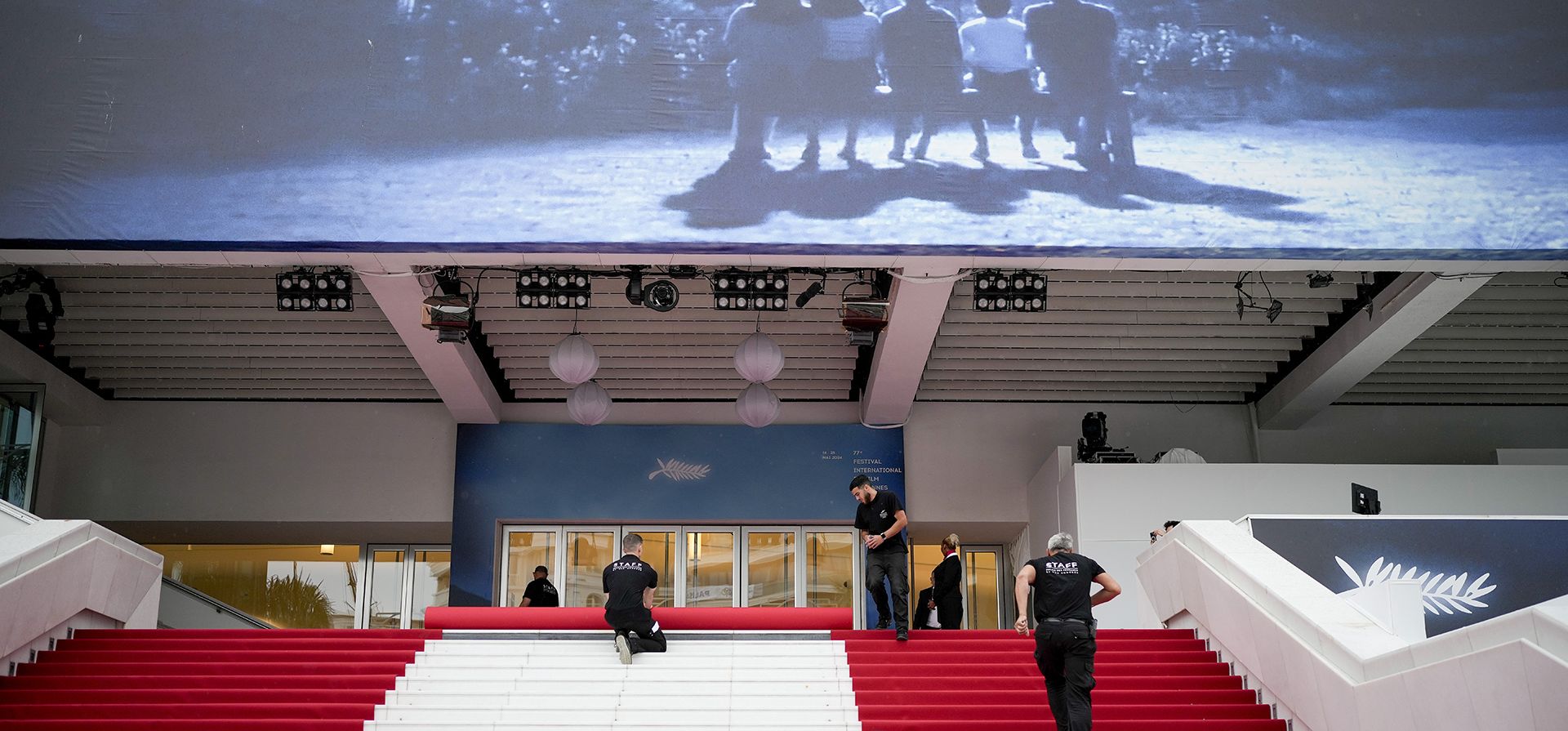 Los trabajadores del festival colocan la alfombra roja en el Palais des Festivals el día de la inauguración del 77º festival internacional de cine, Cannes, sur de Francia, el martes 14 de mayo de 2024. El festival de cine de Cannes se celebrará del 14 al 25 de mayo de 2024. (Foto de Andreea Alexandru/Invisión/AP)