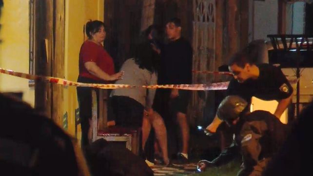 Los familiares y vecinos de la víctima no salían de su asombro por el brutal crimen que sacudió al barrio. (Foto: captura de video)