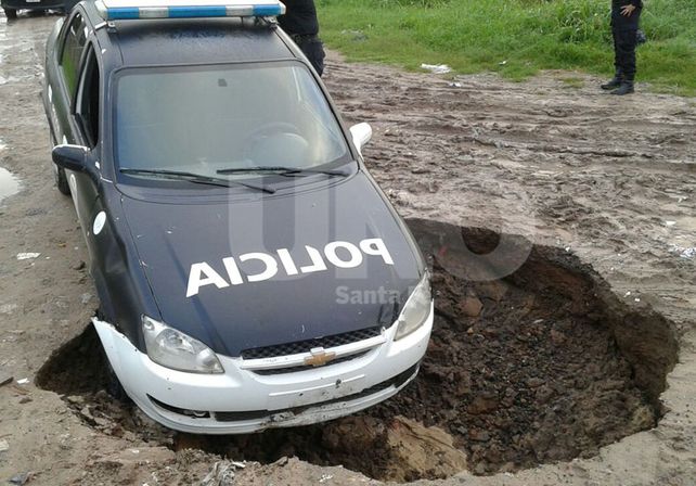 Un patrullero debió ser asistido tras caer dentro de un socavón en barrio Roma