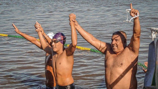 El sanjavierino Cristian Garato ganó la Maratón Acuática junto al homenajeado Fernando Fleitas.