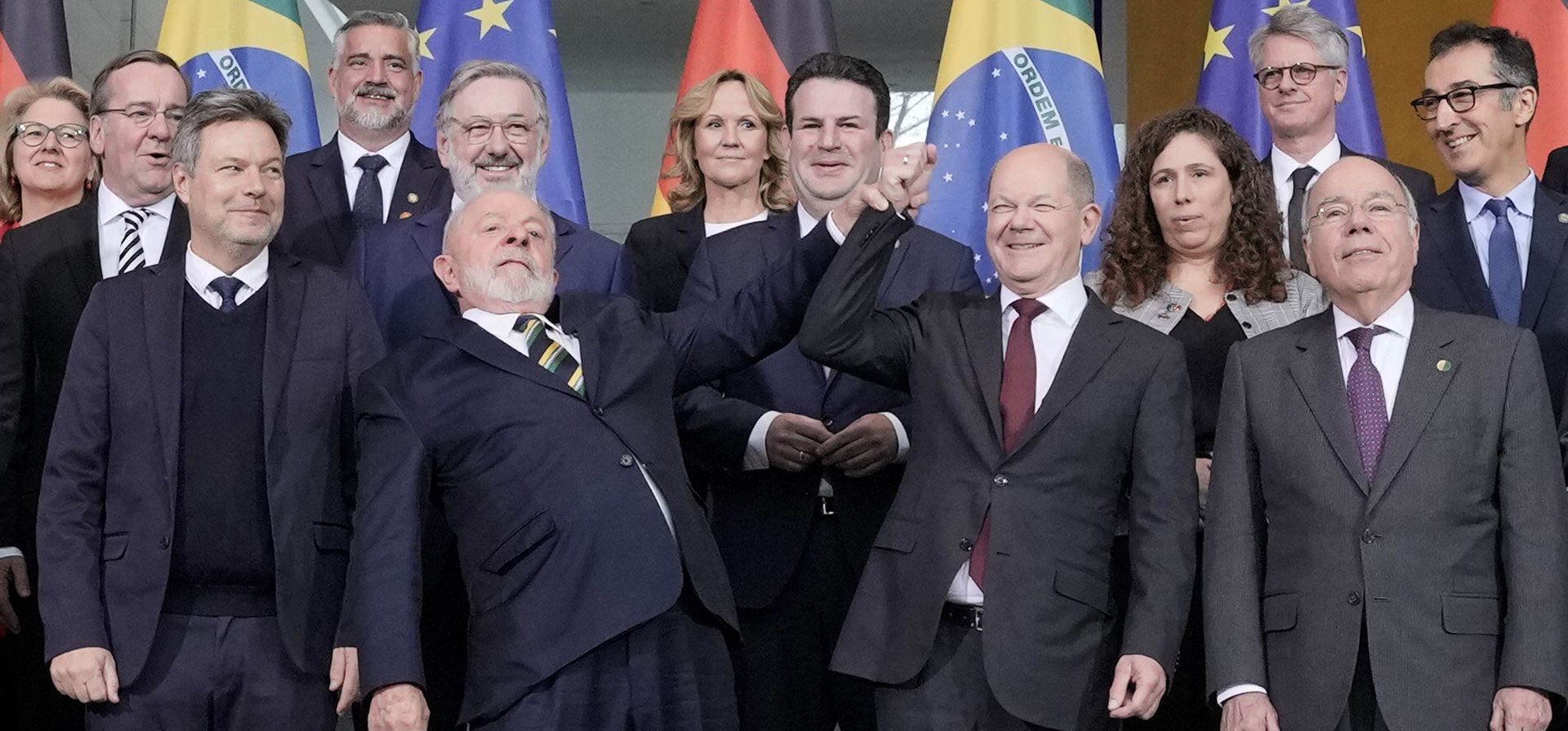 Luiz Inácio Lula da Silva, presidente de Brasil, bromea junto al canciller alemán Olaf Scholz durante una foto familiar en una reunión de los gobiernos de Alemania y Brasil en la cancillería en Berlín, Alemania, el lunes 4 de diciembre de 2023. (Foto AP/Markus Schreiber) Luiz Inácio Lula da Silva, presidente de Brasil, bromea junto al canciller alemán Olaf Scholz durante una foto familiar en una reunión de los gobiernos de Alemania y Brasil en la cancillería en Berlín, Alemania, el lunes 4 de diciembre de 2023. (Foto AP/Markus Schreiber)