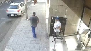 Los delincuentes huyendo del edificio de Buenos Aires al 1500, con el botín guardado en el bolso.&nbsp;