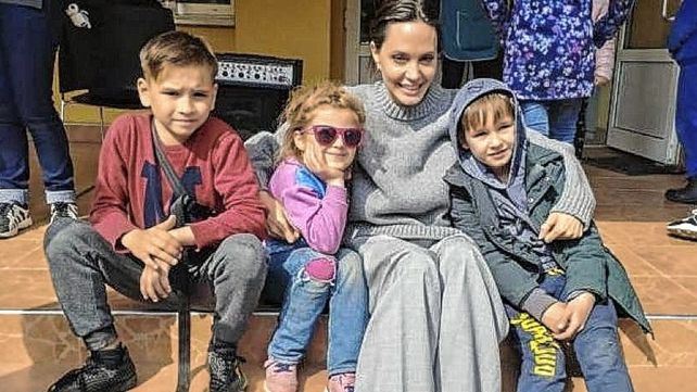 Angelina Jolie visitó Ucrania y fue sorprendida por un bombardeo