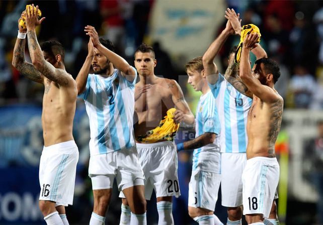 Los jugadores argentinas festejaron el triunfo ante la hinchada presente.