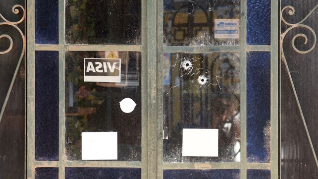Cerrado. Unos 15 tiros impactaron contra el frente del bar Alabama.