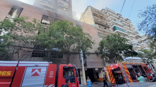 Los vehículos de los bomberos se hicieron presentes en la cochera de Paraguay 461 donde se quemó el Renault Logan.