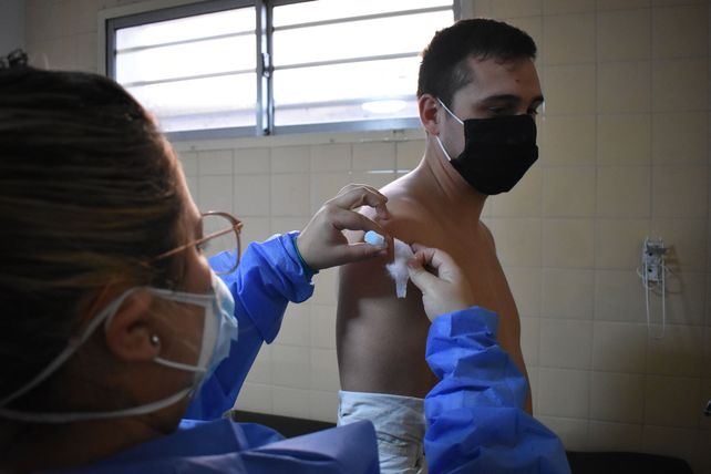 En Santa Fe ya vacunan a menores de 35 años