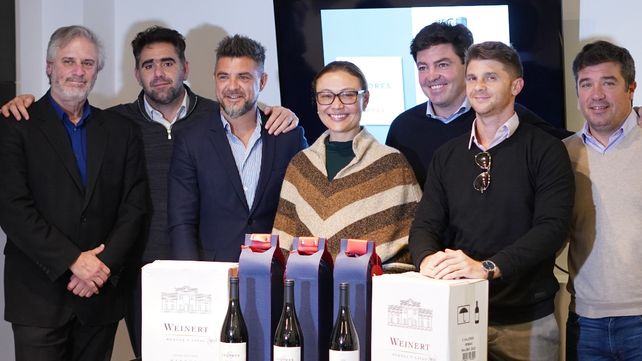 Iduna Weinert exhibe las botellas del vino 