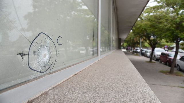 Uno de los impactos de bala que dio contra la ventana de la oficina baleada en el Centro Municipal de Distrito Sudoeste.&nbsp; 