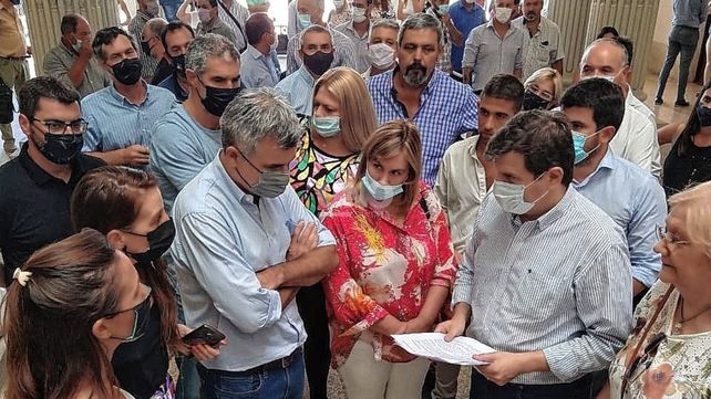 Intendentes y presidentes comunales de la oposición entregaron un petitorio en Casa de Gobierno.