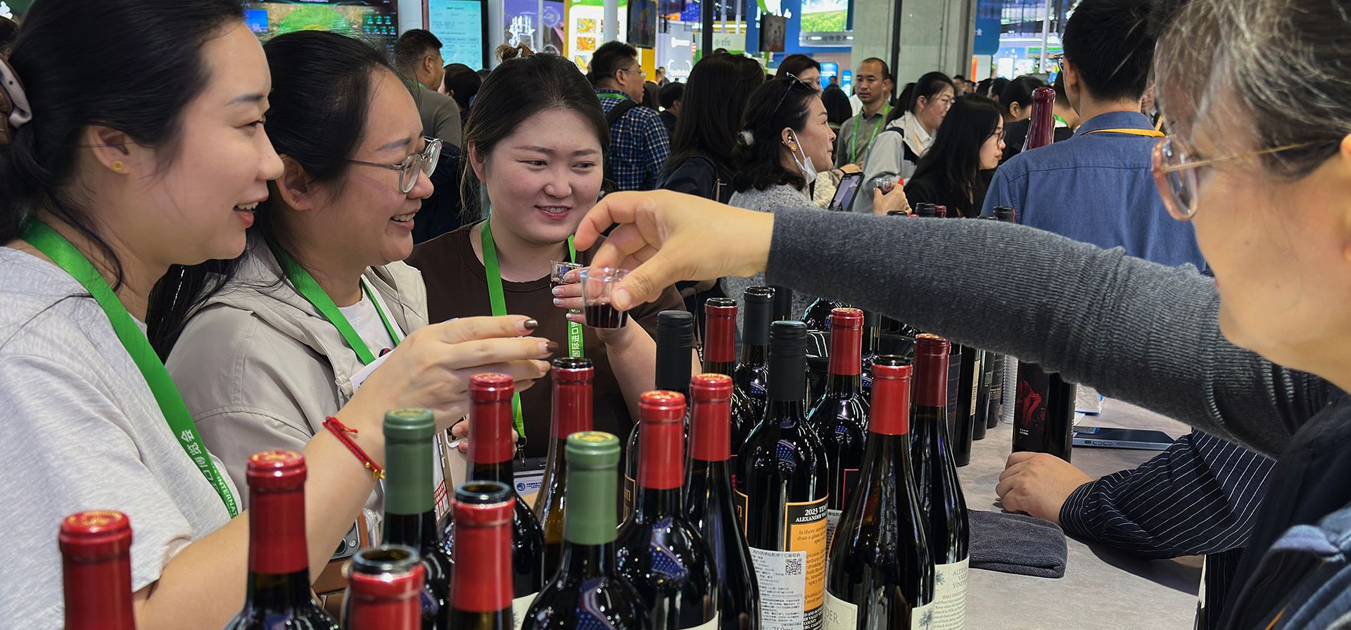 Visitantes prueban vinos estadounidenses en el stand de American Food and Agriculture durante la Exposición Internacional de Importaciones de China, en Shanghái, China, el jueves 6 de noviembre de 2025. (Foto AP/Wayne Zhang) Visitantes prueban vinos estadounidenses en el stand de American Food and Agriculture durante la Exposición Internacional de Importaciones de China, en Shanghái, China, el jueves 6 de noviembre de 2025. (Foto AP/Wayne Zhang)