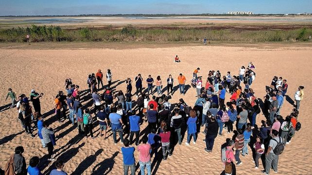 Un grupo de referentes y militantes del Frente Progresista de la ciudad de Santa Fe llevaron adelante una jornada de concientización ambiental y limpieza de playas