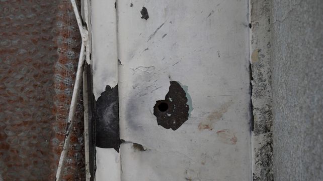 Las perforaciones en la puerta de la vivienda de Clarisa Peralta.
