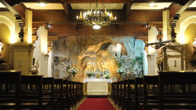 Forcejeó con el cura e intentó llevarse los cálices de la parroquia de Lourdes