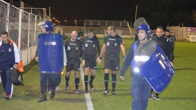 Ariel Penel (a la derecha) no dudó en suspender el juego por la agresión a Martín Bustos.&nbsp;