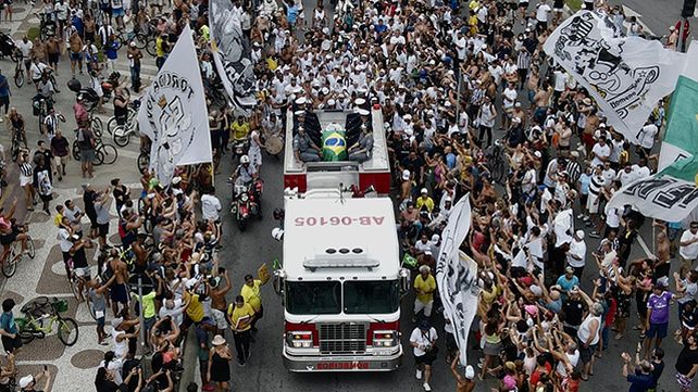 Una multitud despidió a Pelé en las calles.