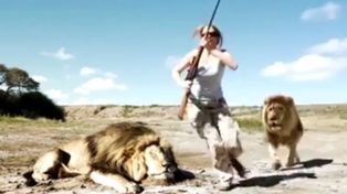 Se hacia una selfie con su presa y fue atacada por otro león de la manada