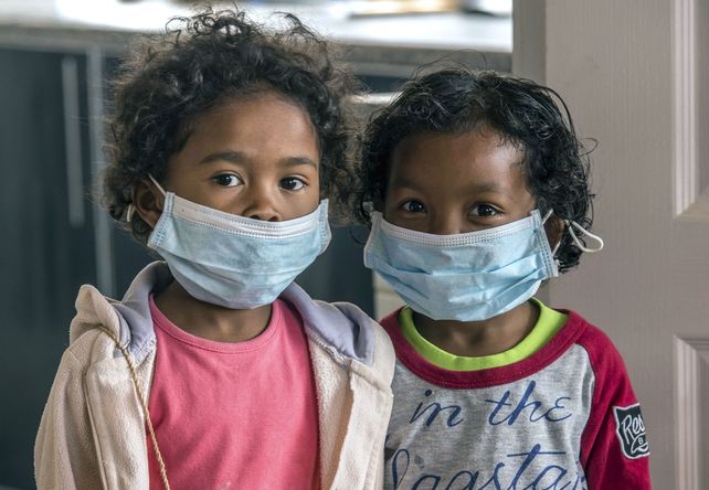 Cuidado. Dos niños con barbijos en una escuela de Antananarivo.