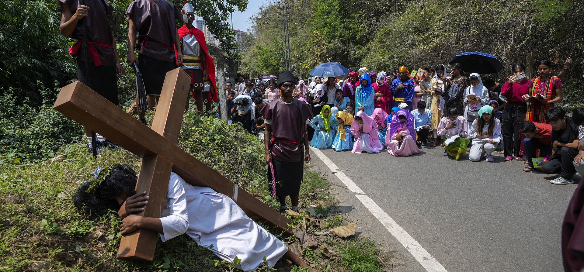 Feligreses indios recrean la crucifixión de Jesucristo para conmemorar el Viernes Santo en Guwahati, India, el viernes 29 de marzo de 2024. Cristianos de todo el mundo asisten a simulacros de crucifixiones y representaciones de pasión que marcan el día en que Jesús fue crucificado, conocido por los cristianos como Viernes Santo. (Foto AP/Anupam Nath) Feligreses indios recrean la crucifixión de Jesucristo para conmemorar el Viernes Santo en Guwahati, India, el viernes 29 de marzo de 2024. Cristianos de todo el mundo asisten a simulacros de crucifixiones y representaciones de pasión que marcan el día en que Jesús fue crucificado, conocido por los cristianos como Viernes Santo. (Foto AP/Anupam Nath)