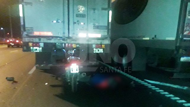 Murió un motociclista que se estrelló contra la parte trasera de un camión