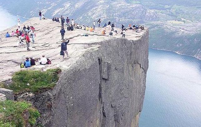 El accidente se produjo en El Púlpito mientras el turista captaba fotografías al borde del precipicio.