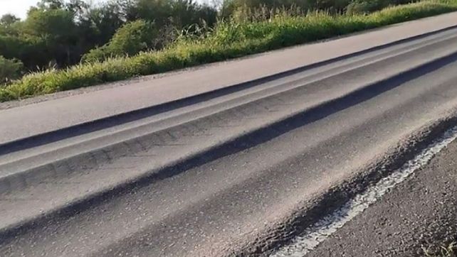 Un informe técnico de los trabajadores viales advierte que el 70% de las rutas nacionales está deteriorada por la parálisis de la obra pública. El detalle