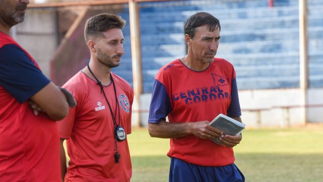 Toma nota. El DT Juan Rossi observa la práctica junto al profe Ayrton Lewandowski. El charrúa visitará a Laferrere el domingo a las 15.30 por la Primera C.&nbsp;