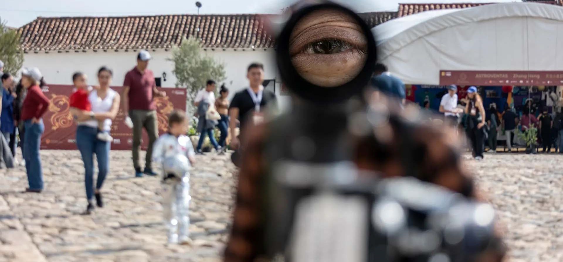 El ojo de una persona es enmarcado por un telescopio en el 27º Festival Nacional de Astronomía, Villa de Leyva, Colombia. Fotografía: Iván Valencia/AP El ojo de una persona es enmarcado por un telescopio en el 27º Festival Nacional de Astronomía, Villa de Leyva, Colombia. Fotografía: Iván Valencia/AP