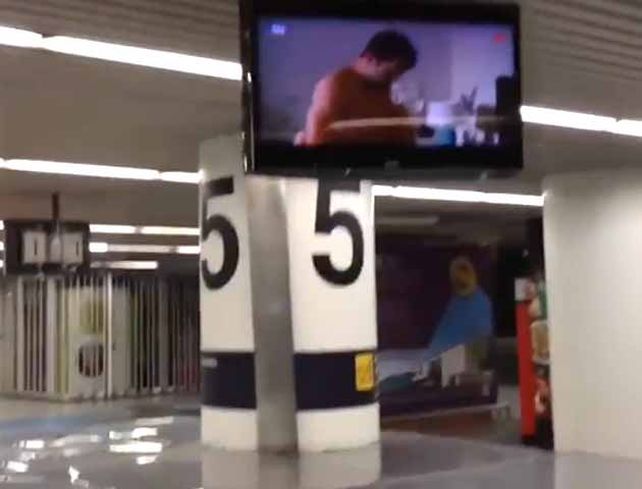 En las pantallas de información de la zona de maletas se estaba proyectando una película pornográfica.