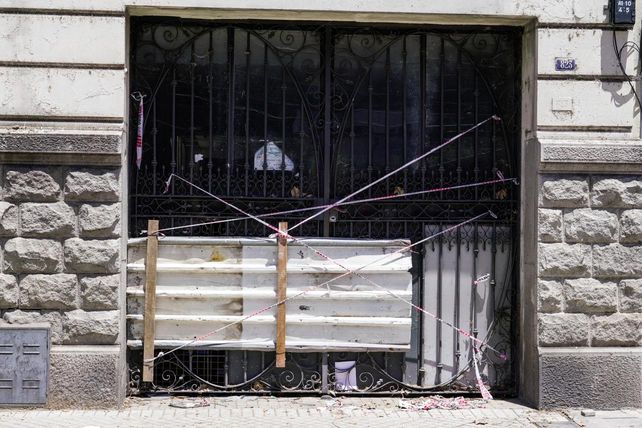Los usurpadores entraban por medio de un hueco que se había formado entre los barrotes del portón de la fachada de calle Santa Fe.