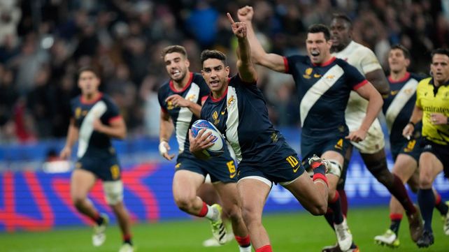 Santiago Carreras lleva la ovalada rumbo al try