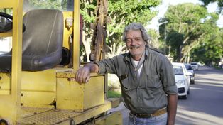 El Vasco Azurmendi y su zanjadora: Es un tractor con una motosierra para hacer zanjas&nbsp;