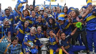 Las chicas de Boca festejan un nuevo título.