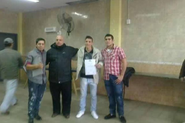 Los chicos de La Voz del Pueblo recibiendo la distinción.