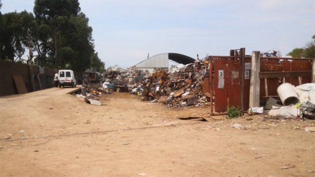 El depósito de chatarra está ubicado en avenida Circunvalación Sergio Varisco de Paraná. El local no cuenta con certificado de aptitud ambiental