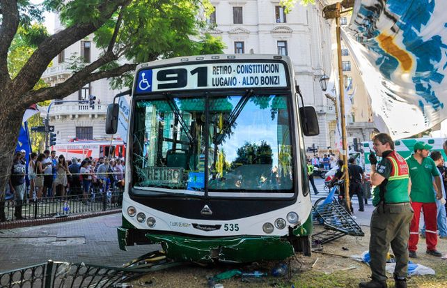 Un colectivo ingresó al acampe de Plaza de Mayo e hirió a ocho personas