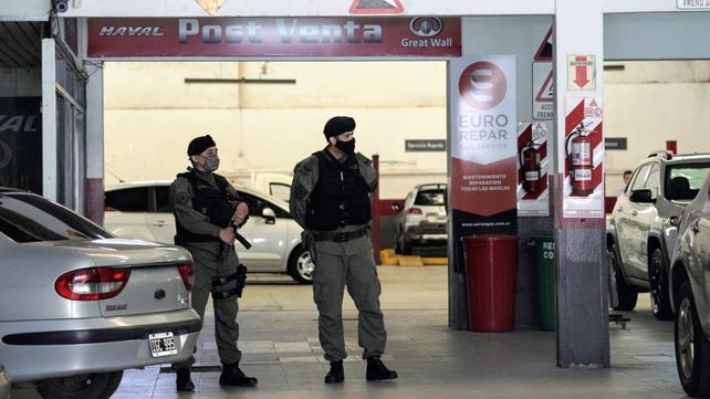 efectivos de Gendarmería Nacional en el interior de la concesionaria de Salta al 1300.&nbsp;