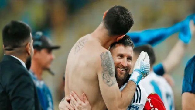 El cálido abrazo entre Dibu Martínez y Lionel Messi tras la clasificación.