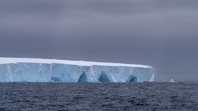 El iceberg más grande del mundo se desprendió y navega por el océano.