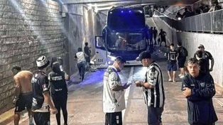 Micro que trasladó hinchas de Chaco For Ever quedó incrustado en un paso bajo nivel