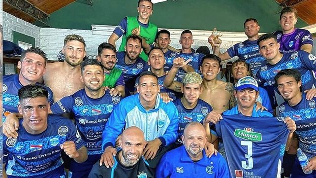 Los jugadores de Gimnasia festejan el triunfo por el Federal A.
