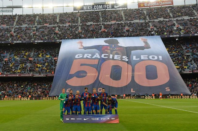 La bandera que desplegaron los hinchas en el Camp Nou.
