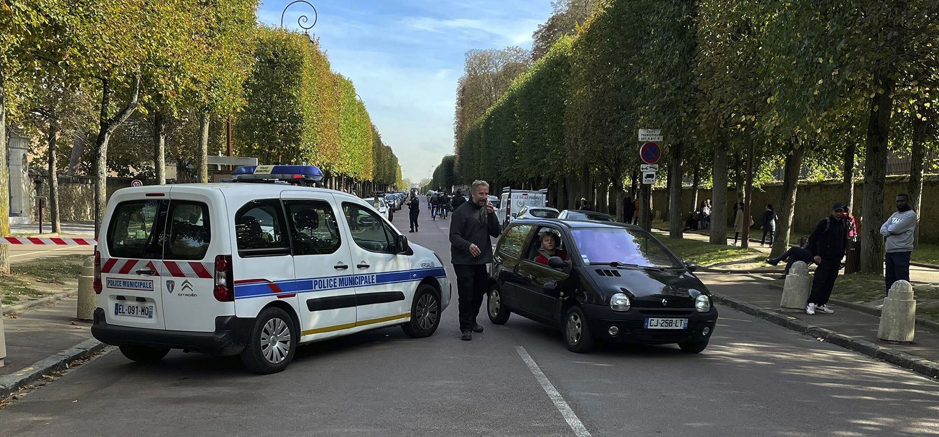 La policía escolta turistas desde los terrenos del Palacio de Versalles el martes 17 de octubre de 2023 en Versalles, Francia. Una de las atracciones turísticas más visitadas de Francia fue evacuada por motivos de seguridad, por segunda vez en cuatro días, mientras Francia estaba en alerta máxima contra temidos ataques tras el apuñalamiento fatal de un maestro de escuela. (Foto AP/Pat Eaton-Robb) La policía escolta turistas desde los terrenos del Palacio de Versalles el martes 17 de octubre de 2023 en Versalles, Francia. Una de las atracciones turísticas más visitadas de Francia fue evacuada por motivos de seguridad, por segunda vez en cuatro días, mientras Francia estaba en alerta máxima contra temidos ataques tras el apuñalamiento fatal de un maestro de escuela. (Foto AP/Pat Eaton-Robb)