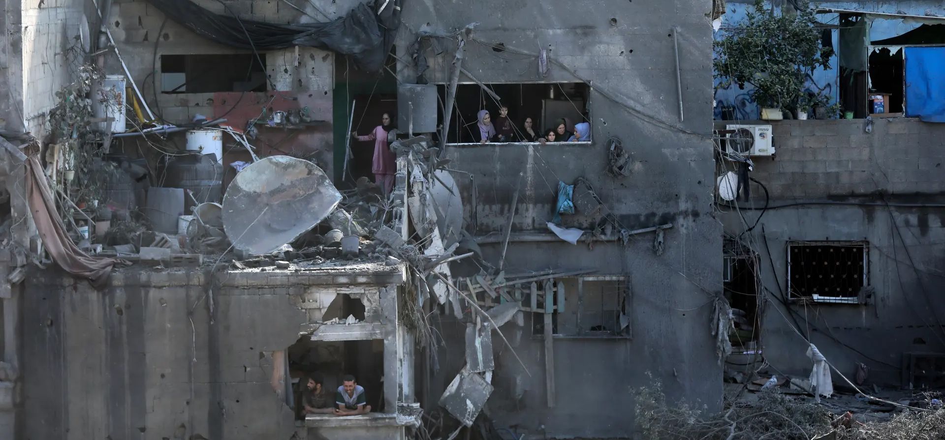 Los palestinos observan los daños causados por los ataques aéreos israelíes en el campo de refugiados de Jabaliya, Franja de Gaza. Fotografía: Abed Khaled/AP Los palestinos observan los daños causados por los ataques aéreos israelíes en el campo de refugiados de Jabaliya, Franja de Gaza. Fotografía: Abed Khaled/AP